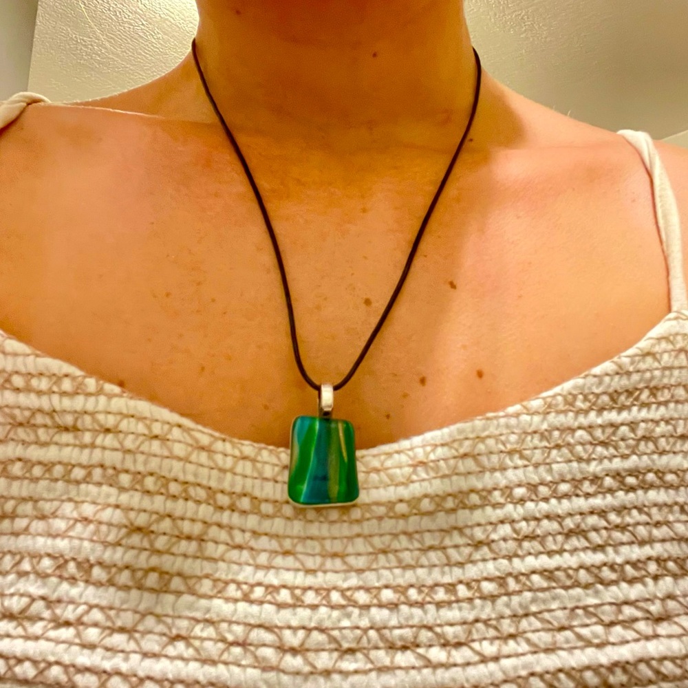 🌻HP🌻Green/Blue Jewel Pendant Necklace w Lariat Style Loop Clasp